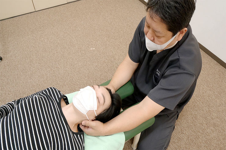 整体施術を受ける女性