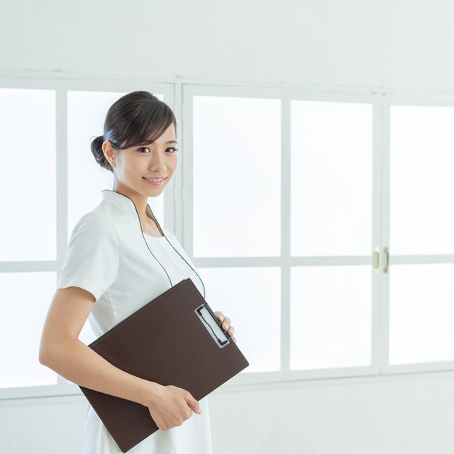 ファイルを持った女性