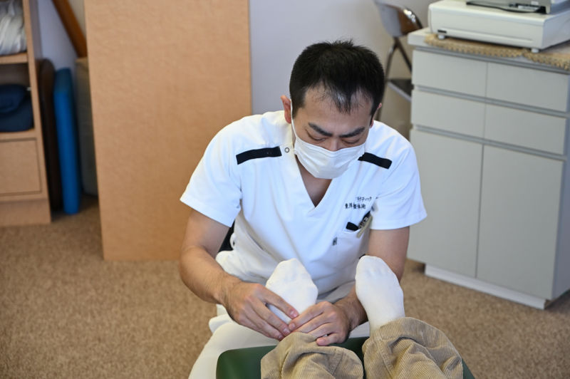 足の施術をする院長